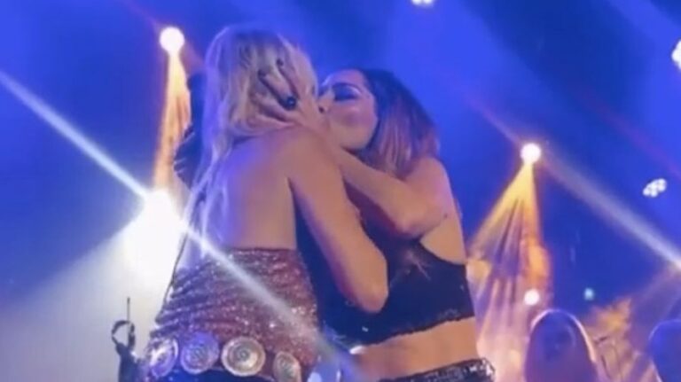 Αννα Βίσση και Δέσποινα Βανδή: Τα καυτά φιλιά on stage στη Θεσσαλονίκη