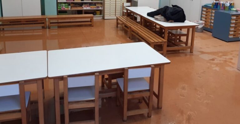 Καλλιθέα: Πλημμύρισαν οι αίθουσες του σχολείου – Έδιωξαν τα παιδιά