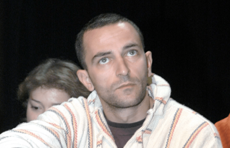 Συμφωνείτε με την απόφαση του Σερβετάλη να αποχωρήσει από την παράσταση;