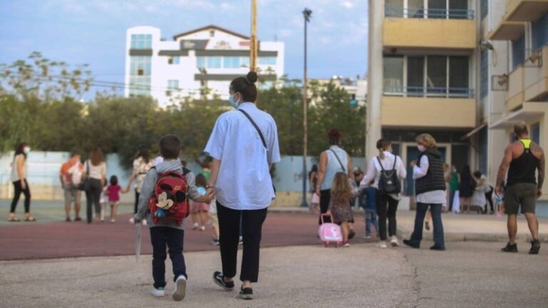 Ποινή φυλάκισης έως 3 χρόνια για αρνητές-γονείς που δεν στέλνουν τα παιδιά τους σχολείο – Εντός εβδομάδας η ρύθμιση