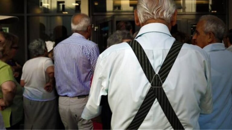 Εξαιρούνται 1,7 εκατ. συνταξιούχοι από το επίδομα-χαρτζιλίκι Μητσοτάκη