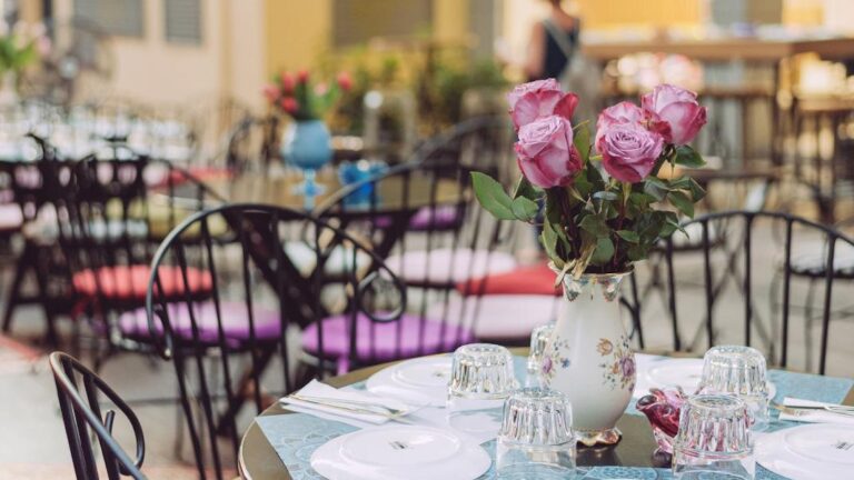 Στον πεζόδρομο της οδού Πετράκη όλα τα μαγαζιά μοιάζουν να βγήκαν από παραμύθι