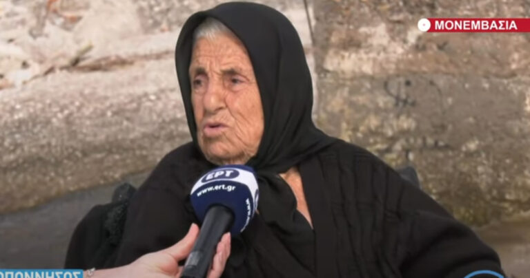 Γιαγιά 100 ετών έκανε την τρίτη δόση του εμβολίου και μας λέει να πάμε να εμβολιαστούμε όλοι