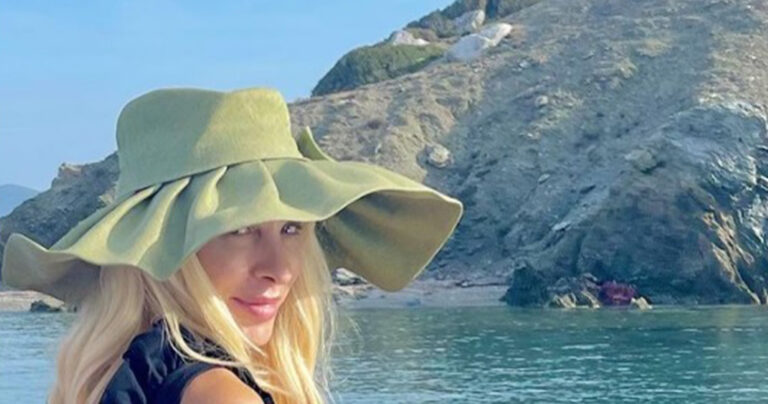 Αρχές Νοεμβρίου και η Ελένη Μενεγάκη ποζάρει με μαγιό