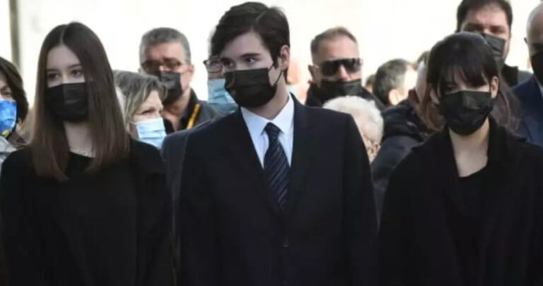 Φώφη Γεννηματά: Μνημόσυνο για τις 40 ημέρες από τον θάνατό της – Συγκινημένος ο Ανδρέας Τσούνης και τα τρία παιδιά της