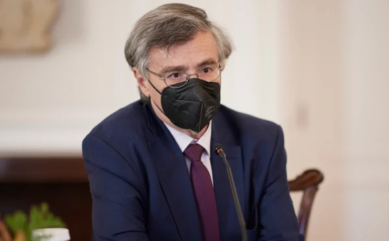 Τσιόδρας: «Η ενισχυτική δόση προφυλάσσει κατά 20 φορές από τη σοβαρή λοίμωξη ή και τον θάνατο»