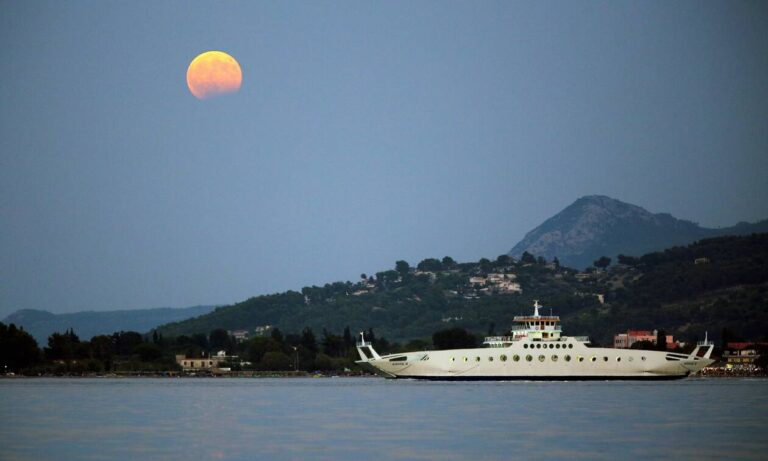 Τραγωδία στον Ωρωπό: Δυο νεκροί μετά από πτώση αυτοκινήτου στο λιμάνι