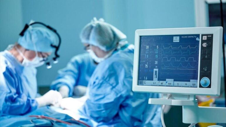 «Διαλύουν» το ΕΣΥ οι ανεμβολίαστοι: 16.000 ασθενείς περιμένουν χειρουργείο