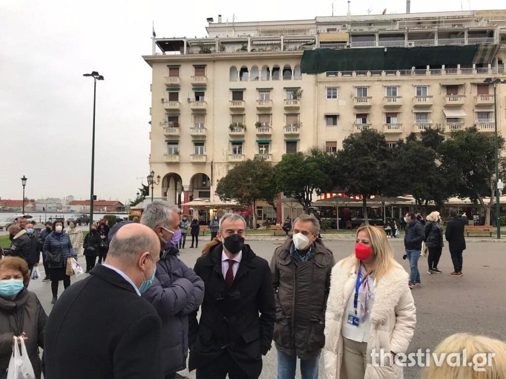 Θεσσαλονίκη: Ουρές αλά Black Friday για το εμβόλιο κατά του κορωνοϊού στην πλ. Αριστοτέλους 1 zervas 7 1024x768 1