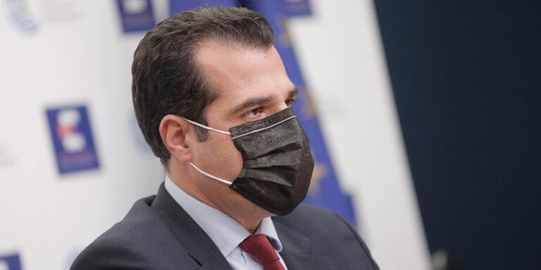 Θάνος Πλεύρης: «Πάνω από 15.000 κρούσματα σήμερα»