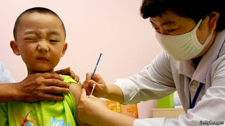 Χονγκ Κονγκ: Εξετάζεται ο υποχρεωτικός εμβολιασμός παιδιών σχολικής ηλικίας