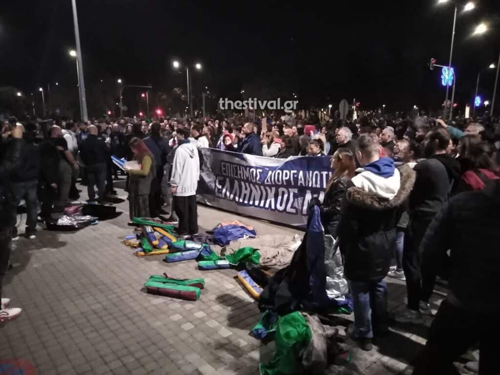 Θεσσαλονίκη: Αντιεμβολιαστές στήνουν σκηνές και κατασκηνώνουν έξω από το Δημαρχείο 5 263279024 915846702379765 7610608392338534493 n 1024x768 1