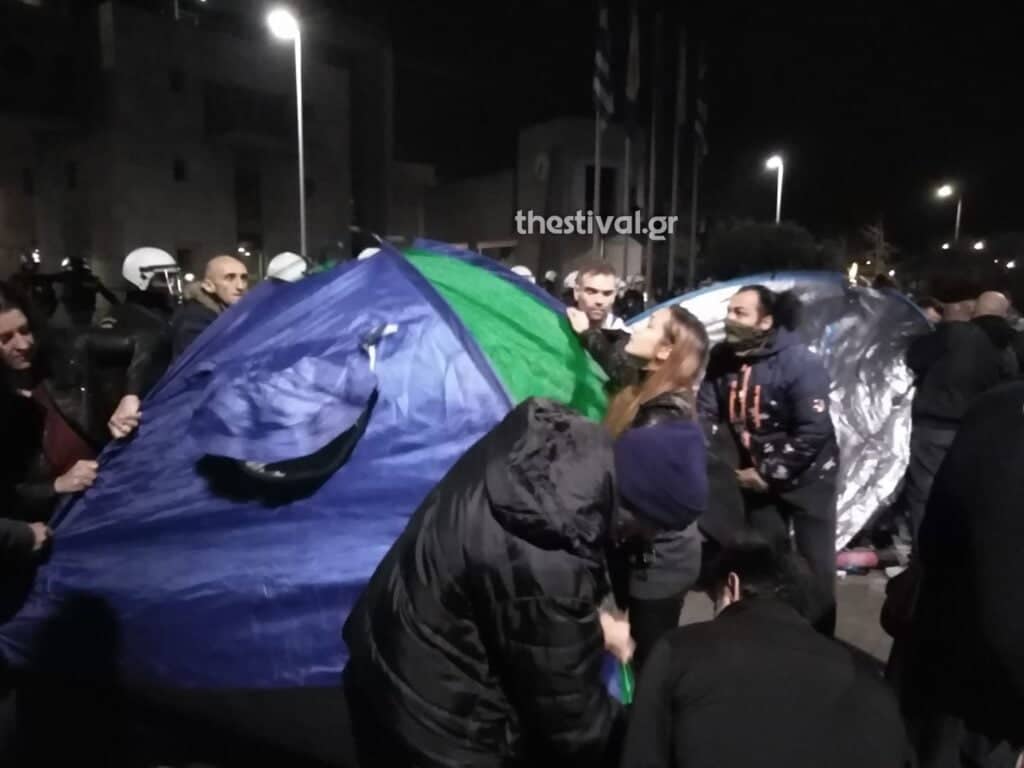 Θεσσαλονίκη: Αντιεμβολιαστές στήνουν σκηνές και κατασκηνώνουν έξω από το Δημαρχείο 3 263319360 228516329394915 8687153974154783997 n 1024x768 1