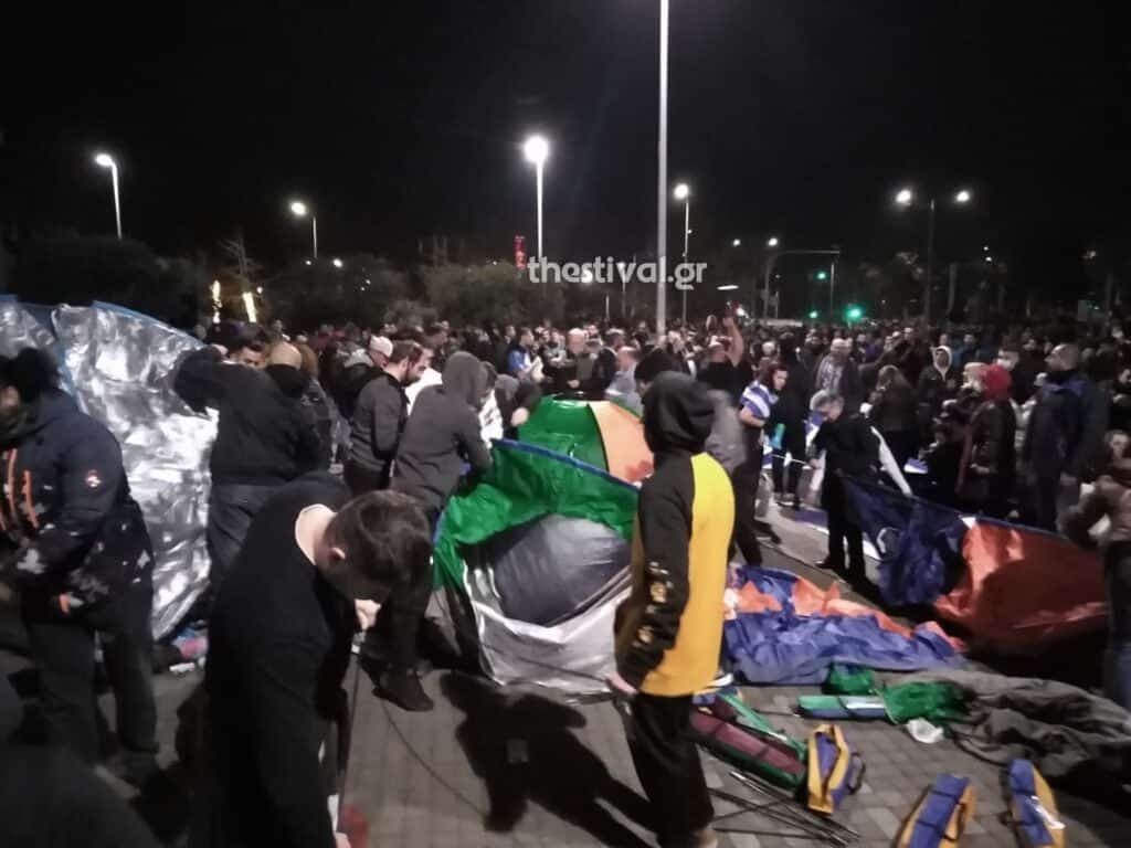 Θεσσαλονίκη: Αντιεμβολιαστές στήνουν σκηνές και κατασκηνώνουν έξω από το Δημαρχείο 4 263350025 1826021310920669 6493200689860842880 n 1024x768 1