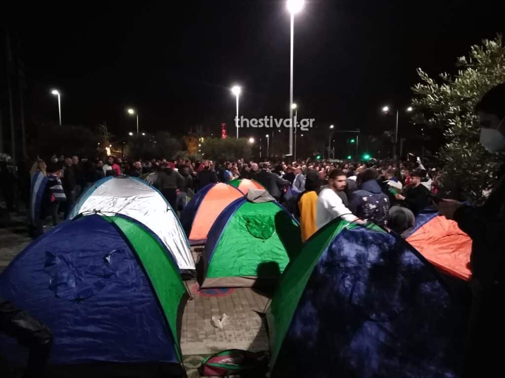 Θεσσαλονίκη: Αντιεμβολιαστές στήνουν σκηνές και κατασκηνώνουν έξω από το Δημαρχείο 1 263357832 3010173179221159 2870548735708351586 n 1024x768 1