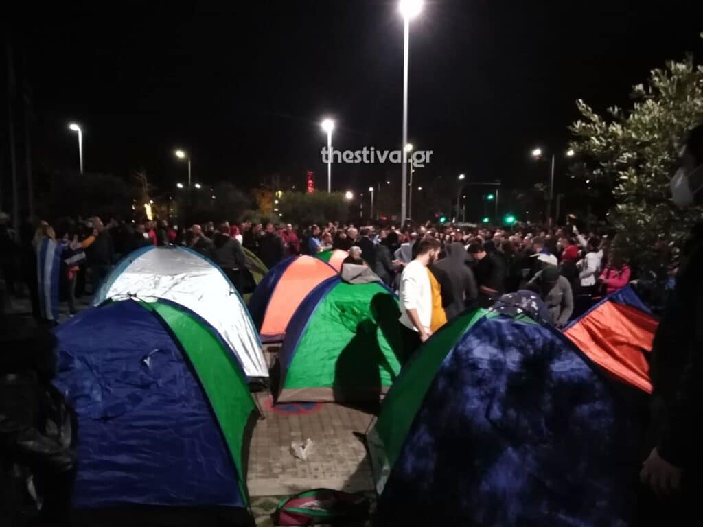 Θεσσαλονίκη: Αντιεμβολιαστές στήνουν σκηνές και κατασκηνώνουν έξω από το Δημαρχείο 2 263816720 3030316343872934 7391848951257309606 n 1024x768 1