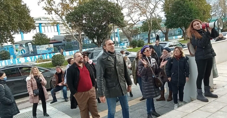 «Προδότης, προδότης» φώναζαν ανεμβολίαστοι υγειονομικοί στον Πλεύρη έξω από το ΑΧΕΠΑ