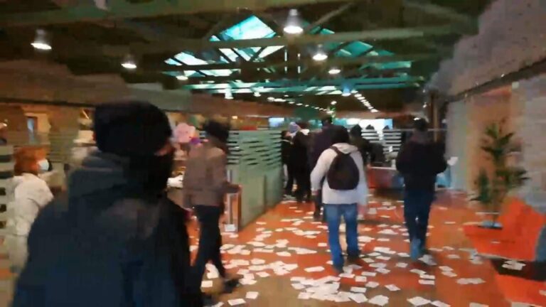 «Χριστουγεννιάτικο» έκανε το Jumbo ο Ρουβίκωνας – «Ντού» στα κεντρικά γραφεία