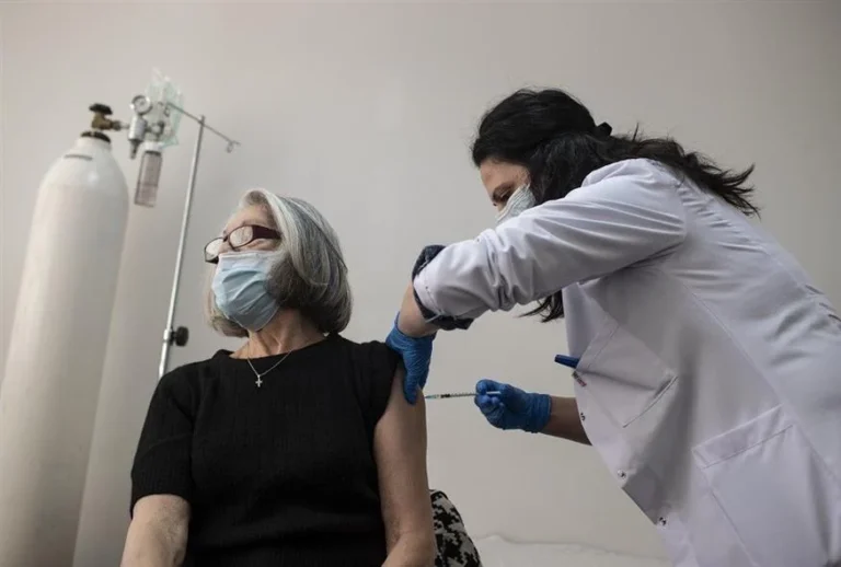 Εμβόλια – Τρίτη δόση: Ο συνδυασμός που δίνει 32 φορές περισσότερα αντισώματα
