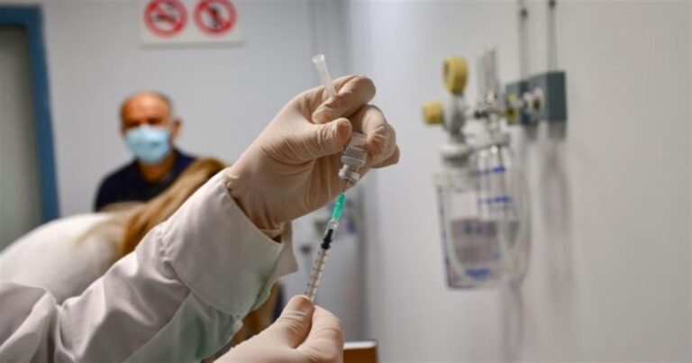 Υποχρεωτικός εμβολιασμός, 100 ευρώ στους 50ρηδες για να σωθούν τα Χριστούγεννα: Πότε η ανακοίνωση