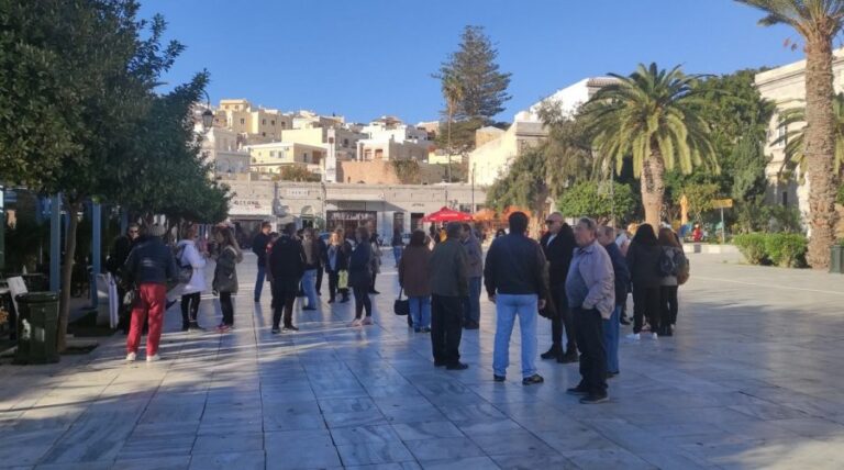 «Και τη σύνταξη να μας κόψουν, εμβόλιο δεν κάνουμε»