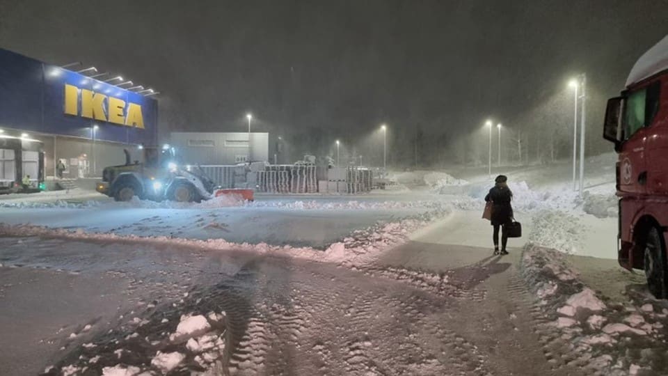 Εγκλωβίστηκαν σε κατάστημα ΙΚΕΑ και κοιμήθηκαν στα έπιπλα