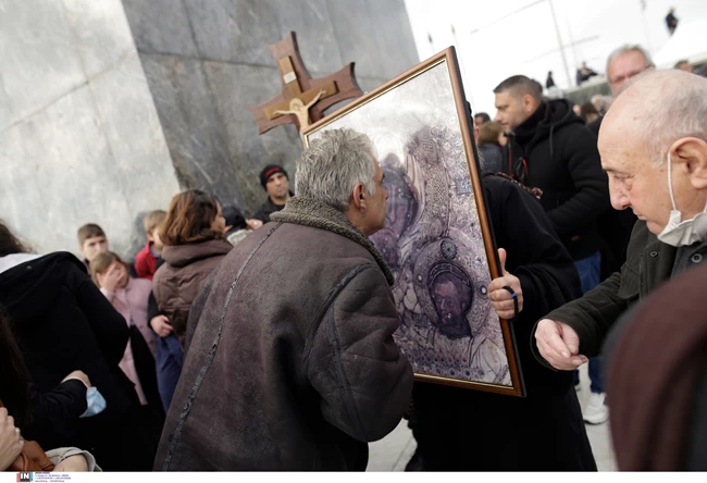 Θεσσαλονίκη: Με σημαίες, εικόνες και σταυρούς διαδήλωσαν κατά της υποχρεωτικότητας του εμβολιασμού [Εικόνες]