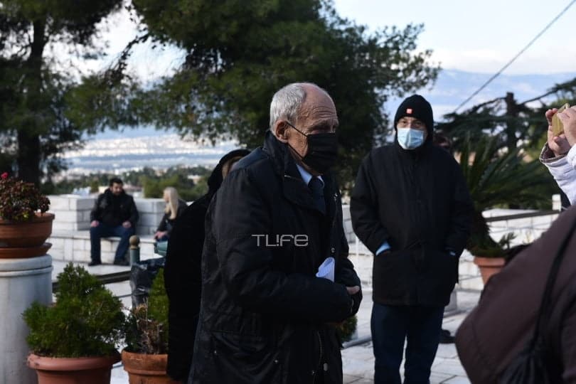 Κηδεία Γιώργου Τράγκα: Φίλοι και συγγενείς είπαν το τελευταίο αντίο 13 kieiag copy