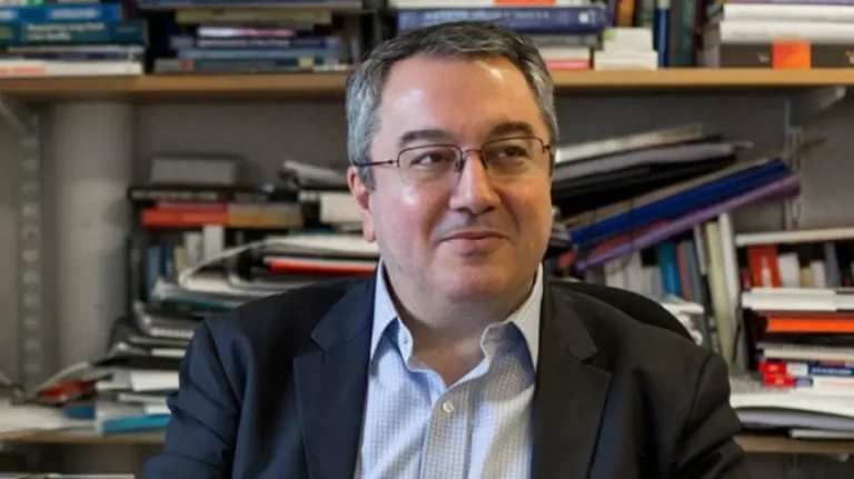 Μόσιαλος: «Ο Flurona δεν είναι νέος ιός αλλά διαφορετικές, ταυτόχρονες λοιμώξεις»