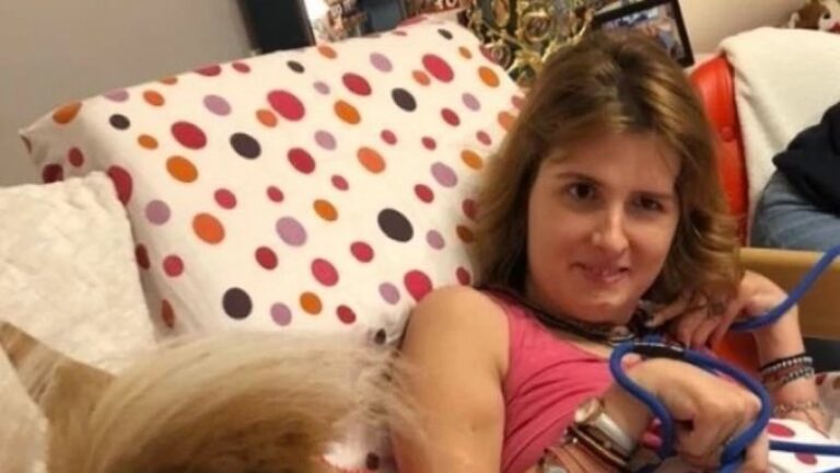 Η Μυρτώ της Πάρου χαμογελά ξανά: Το συγκινητικό στιγμιότυπο λίγο πριν φύγει στο εξωτερικό