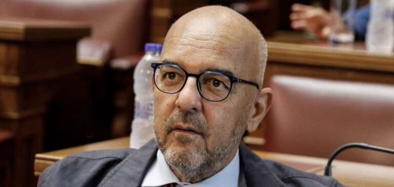 Αστυνομικοί σε Μπάμπη Παπαδημητρίου: «Μπάτσος είστε και φαίνεστε!»