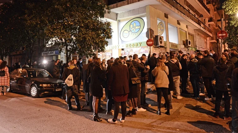 Πανηγυρισμοί έξω από τη Χαριλάου Τρικούπη και το γραφείο Ανδρουλάκη: «Καλημέρα ήλιε καλημέρα»
