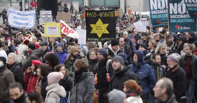 Βρυξέλλες: «Εμβόλια, όχι ευχαριστώ» βροντοφώναξαν χιλιάδες διαδηλωτές διαμαρτυρόμενοι για τα μέτρα