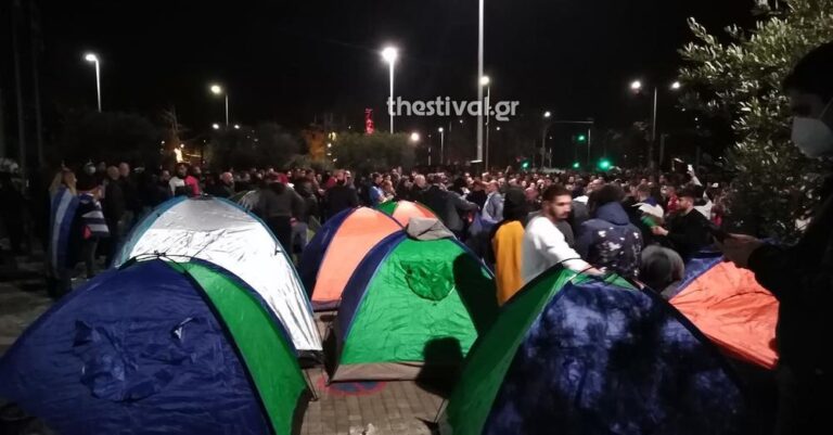 Θεσσαλονίκη: Αντιεμβολιαστές στήνουν σκηνές και κατασκηνώνουν έξω από το Δημαρχείο