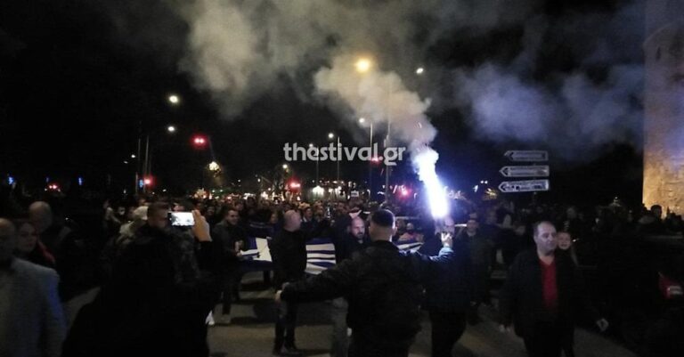 «Εμβόλιο δεν κάνουμε» – Πορεία αντιεμβολιαστών στο κέντρο της Θεσσαλονίκης