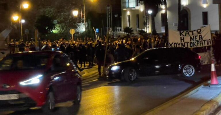 Ηράκλειο: Διαμαρτυρία κατά του υποχρεωτικού εμβολιασμού – Έκλεισαν την παραλιακή
