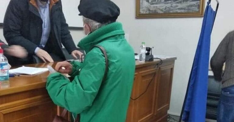 Τρίκαλα: 82χρονος ΠΑΣΟΚτζής ψήφισε ντυμένος στα πράσινα από την κορυφή ως τα νύχια