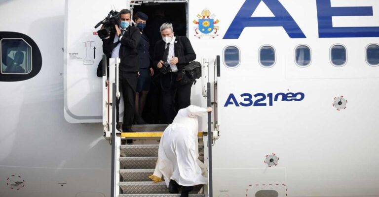 Η στιγμή που ο Πάπας πήγε να… γκρεμοτσακιστεί κατά την αποχώρησή του από την Αθήνα