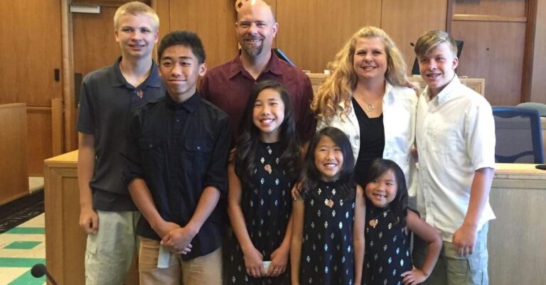 Γονείς 2 παιδιών υιοθέτησαν 4 αδερφάκια για να μη μεγαλώσουν χώρια