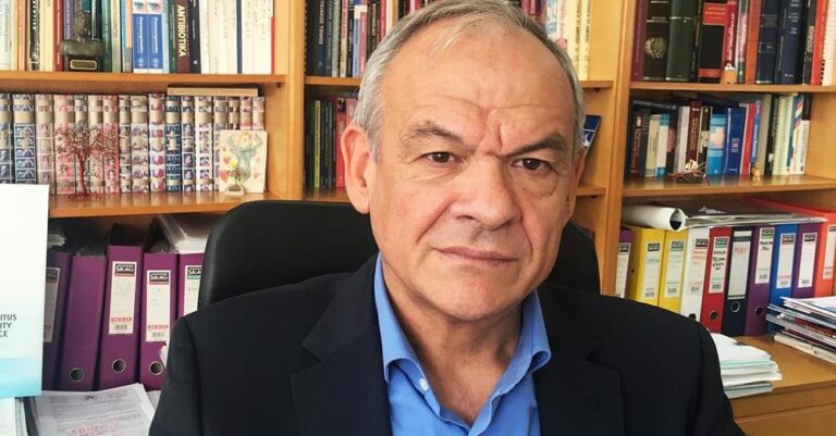 Lockdown για τους ανεμβολίαστους προτείνει ο Μανωλόπουλος – «Όπου μπαίνει ανεμβολίαστος θα προκαλέσει ζημιά»
