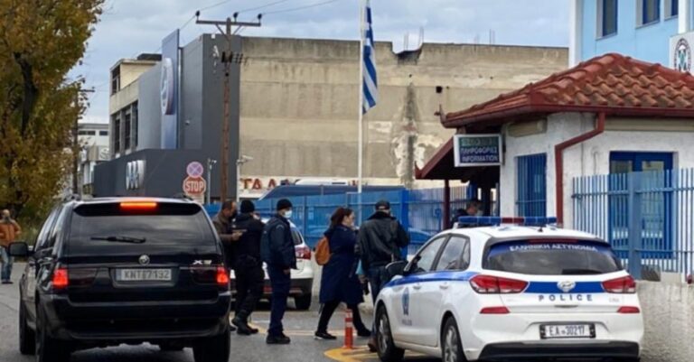Αδιανόητο περιστατικό στην Πιερία: Αρνητές πέρασαν χειροπέδες σε διευθυντή Γυμνασίου