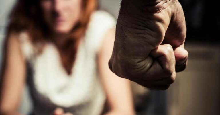 Καλλιθέα: γείτονες έσωσαν μητέρα με 3χρονο παιδί από τον βίαιο σύζυγό της