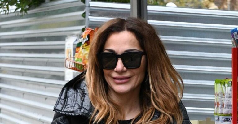 H Δέσποινα Βανδή σε χαλαρές στιγμές στο κέντρο της Αθήνας χωρίς ίχνος μακιγιάζ