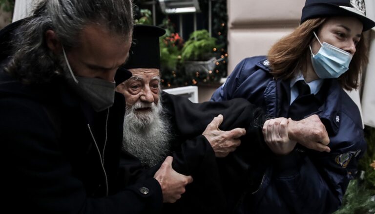Πάπας Φραγκίσκος:  Επεισόδιο με ιερέα που διαμαρτυρόταν για την επίσκεψή του