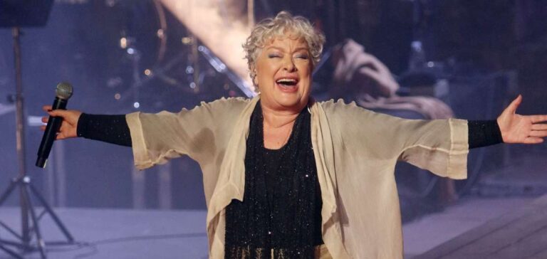 Τάνια Τσανακλίδου για Σάσα Σταμάτη: «Ένα τηλεσκουπίδι μπήκε με μπράβους σε παράσταση και τη διέκοψε»