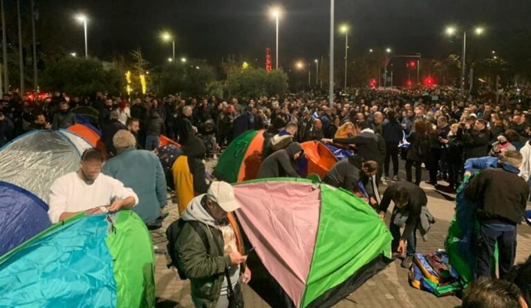 Θεσσαλονίκη: Αρνητές έστησαν σκηνές έξω από το δημαρχείο