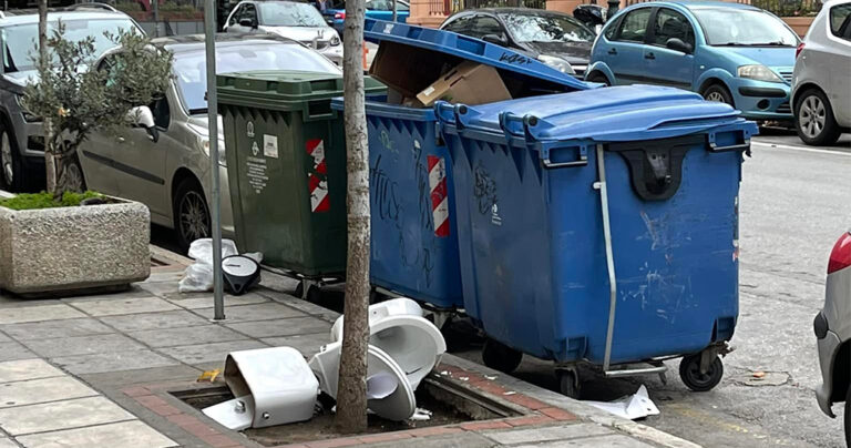 Πέταξαν τουαλέτα και καζανάκι έξω από τη Μητρόπολη Θεσσαλονίκης