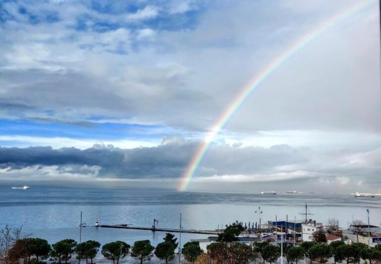 Εντυπωσιακό ουράνιο τόξο έκανε την εμφάνισή του στον ουρανό της Θεσσαλονίκης!
