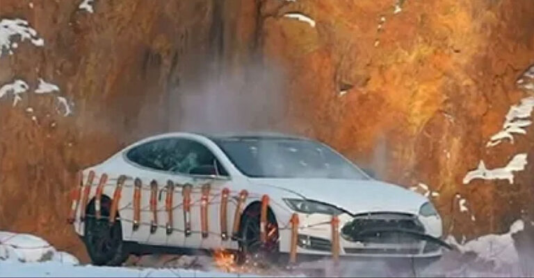Άντρας με Tesla αντί να δώσει 20 χιλ. για νέα μπαταρία, το τίναξε με 30 κιλά δυναμίτη