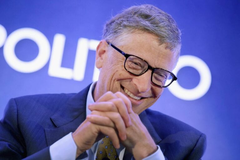 Bill Gates: «Γιατί να θέλω να σας φυτέψω τσιπ στα μπράτσα;»